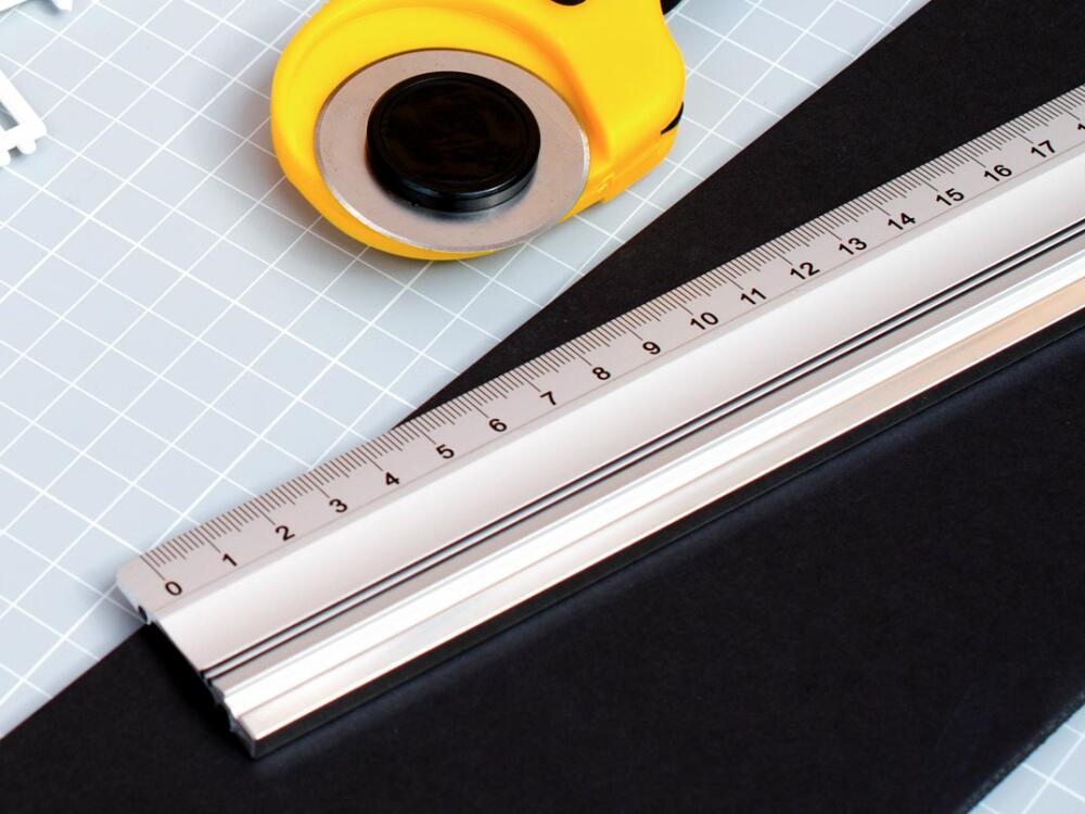 Aluminium-Lineal mit Stahlkante