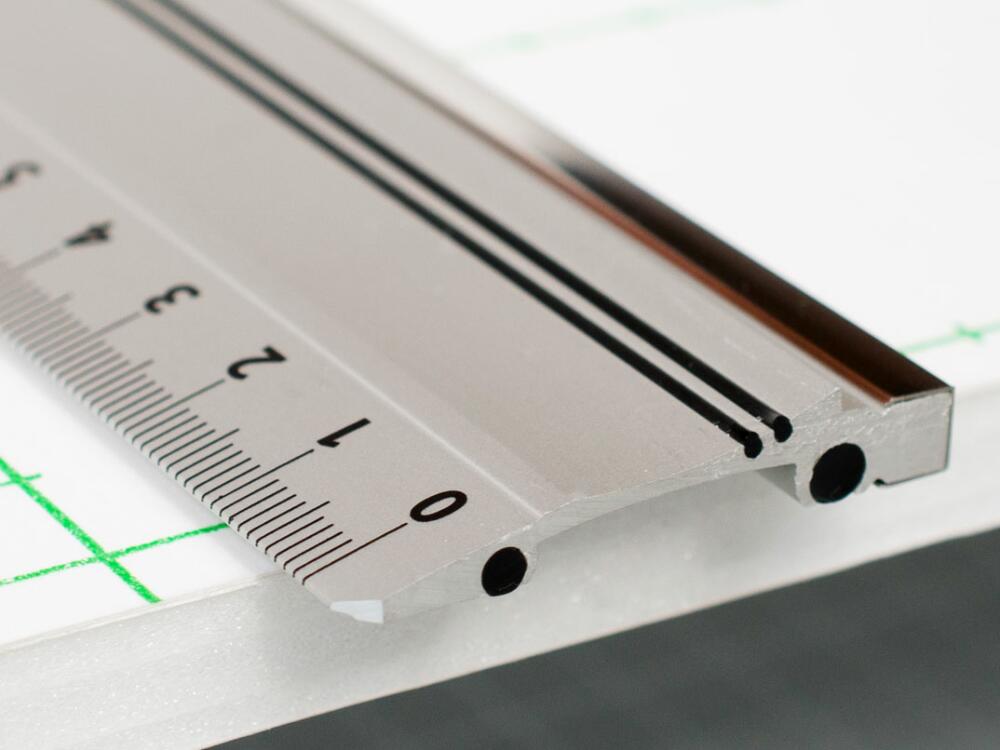 Aluminium-Lineal mit Stahlkante